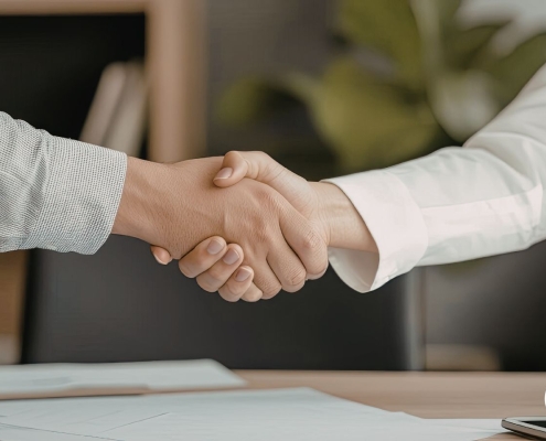 2 people shaking hands