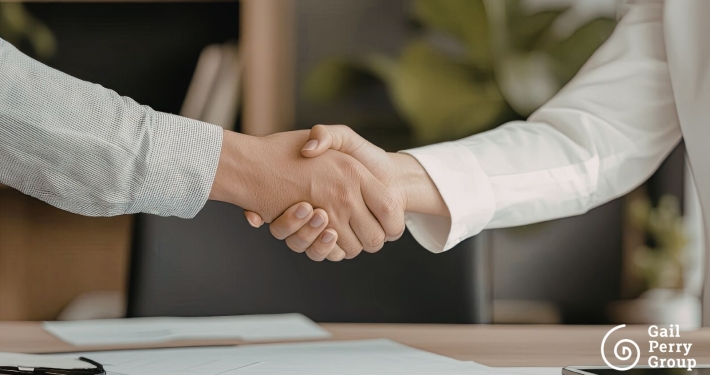 2 people shaking hands